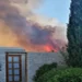 VIDEO/ Zjarri del jashtë kontrollit në Greqi, flakët “pushtojnë” hotelet luksoze. Shpëtojnë turistët