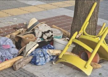 VIDEO/ Gruaja del e zhveshur nudo në ballkon e hedh karriget dhe sendet e saj personale në trotuar