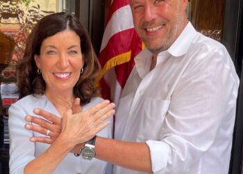 ‘Mirdita’/ Guvernatorja e Shtetit të New York takon komunitetin shqiptar në Bronx: Bën shqiponjën e merr dhuratë Kanunin e Lekë Dukagjinit