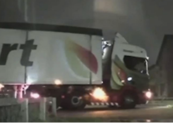 FOTOT/ “Do ta parkoj kamionin në dhomën tënde”/ Burri hakmerret pasi e lë e dashura, i shemb shtëpinë dhe…!