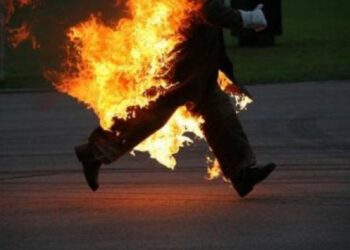 “Harakiri” Sarandë/ 47-vjeçari lyhet me benzinë dhe i vendos flakën vetes, përfundon rëndë në spital