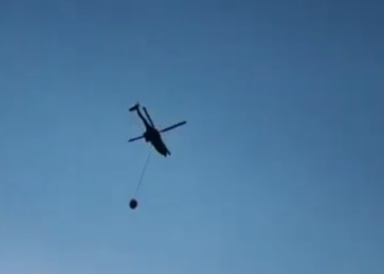 VIDEO/ Zjarri pranë Urës së Zogut në Lezhë, ndërhyn helikopteri Cougar i ushtrisë për shuarjen e tij