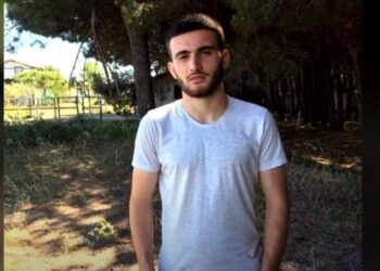 Mes lotëve e dhimbjes, i jepet lamtumira e fundit 18-vjeçarit hero: Shpëtoi vëllanë dhe shokun e tij, pushuesit të tronditur nga ngjarja e rëndë