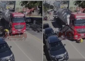 VIDEO/ Gruaja hap derën e makinës, i riu me biçikletë “fluturon” poshtë kamionit. Shpëton mrekullisht!