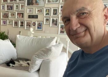 Rastësi? Britania shpall “non gratat”, Ilir Meta shfaqet me macen Sasha: Një pushim i shkurtër dreke me…!