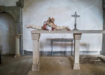 “Prisni kthimin e Jezusit”/ Gjenden të mbyllur brenda një bordrumi 26 fëmijë, një kult fetar i mbante peng prej muajsh