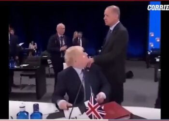 VIDEO/ Pamjet epike nga Samiti i NATO-s, ja momenti kur Johnson trembet kur Erdogan i hedh duart mbi supe