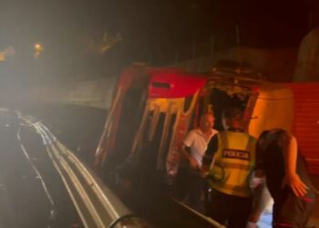 FOTO/ Kamioni përmbyset në Rrugën e Kombit. Shoferi transportohet me urgjencë drejt Traumës