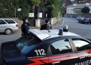 Emri/ I thanë hape derën se erdhi postieri, karabinierët mashtrojnë 34-vjeçarin shqiptar: I gjejnë drogën poshtë krevatit