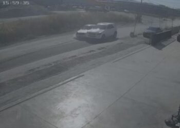 FOTO/ Aksident i tmerrshëm te “Ura e Kasharit”, fuoristrada me shpejtësi skëterrë përplas Benz-in. Nuk ka…!