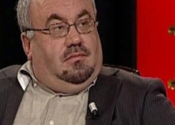 VIDEO/ Kush ishte konspiracionisti dhe analisti Kastriot Myftaraj: Fillimet në Gjykatën e Korçës e deri te arrestimi për shkrimin kundër Vlahutin në Tiranë