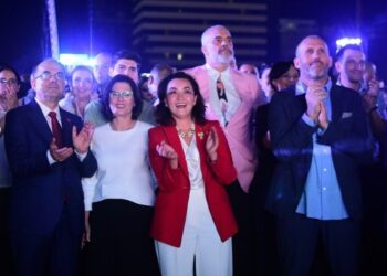 “Jeni më të mirët”/ Ambasadorja Kim mesazh popullit shqiptar: Faleminderit për sakrificat, vendosmërinë dhe optimizmin tuaj