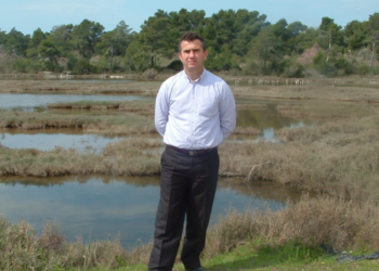 Taksat “mollë sherri”? Nipi i deputetit të PS godet me grushte kryebashkiakun e Divjakës, Fredi Kokoneshi