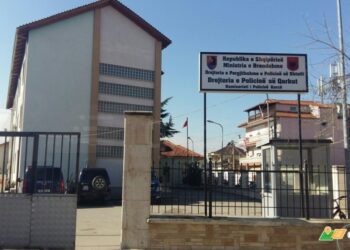 Ishte arrestuar për trafik emigrantësh, 27-vjeçari tenton të vrasë veten në paraburgimin e Korçës/ E shpëton polici