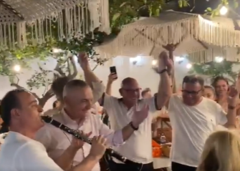 VIDEO/ Pas shpërndarjes së dekoratave, Meta heq kostumin dhe ja merr valles para se të lërë Presidencën