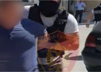 Sfidoi policinë dhe nuk iu bind urdhrit për të ndaluar/ Pranga 23-vjeçarit në Vlorë. Ndalohet edhe shoku që e shoqëronte, çfarë iu gjet në makinë