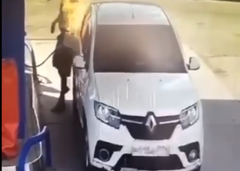 VIDEO/ Ndezi çakmakun duke furnizuar makinën me karburant. Ja çfarë i ndodhi këtij burri