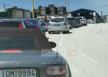 Radhë kilometrike në pikën kufitare të Kakavijës në hyrje të Shqipërisë/ Pala greke punon me 1 sportel