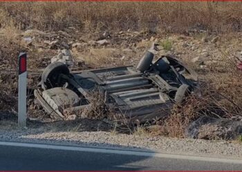 Aksident i frikshëm në Lezhë/ Makina ku po udhëtonin babai me dy djemtë del nga rruga dhe përmbyset