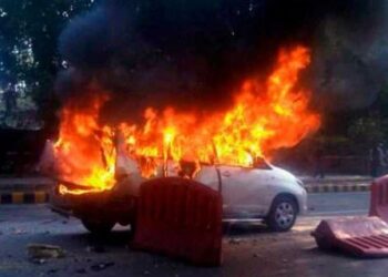 Vlorë/ Shpërthen në flakë makina, po drejtohej nga një kosovar, dyshimet e policisë