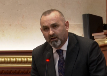 “I këndon vetëm vdekjes”/  Manja ironi me Mziun: Siç keni lënë PD në bixhoz, doni të lini dhe Shqipërinë!