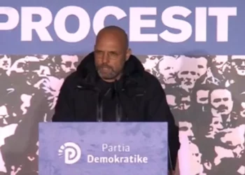 Protesta e Berishës, Manjani ‘sulmon’ hapur ambasadoren Yuri Kim: Atë barin haje vetë tani!