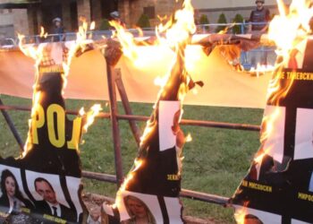 “Nëse miratoni propozimin francez, do digjeni në ferr”/ Tensionohet protesta, qytetarët djegin pankartat përpara Kuvendit në Shkup