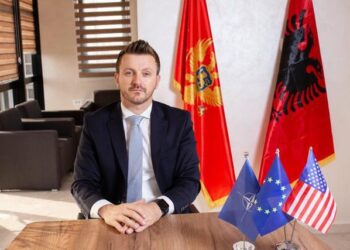 Flamuri “Kuqezi” në zyrë/ Ministri Marash Dukaj kthehet në çështje dite në Malin e Zi, shpjegimi që dha: Nuk vjen nga…!