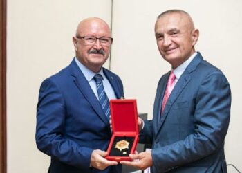 Dekoroi Bujar Kapexhiun/ Meta publikon foton dhe sulmon Ramën: Karikaturisti i preferuar i Partisë së Punës
