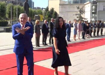 Osmani e pret me ceremoni shtetërore, Meta ‘e mbyll’ me Kosovën, bën shqiponjën në Prishtinë