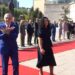 Osmani e pret me ceremoni shtetërore, Meta ‘e mbyll’ me Kosovën, bën shqiponjën në Prishtinë