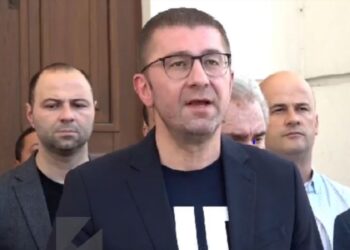 “Do largohet policia, do mbeteni ju dhe populli”/ Lideri i opozitës në Maqedoni kërcënon deputetët e maxhorancës: Kjo tradhti s’do kalojë lehtë