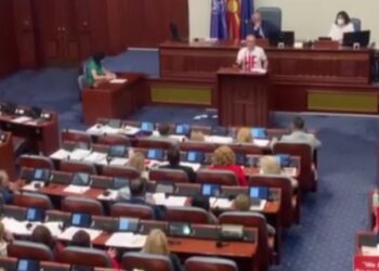 Tension në Kuvendin e RMV/ Deputetët e shumicës i kërkojnë pasaportën bullgare deputetit Milloshoski
