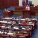 Tension në Kuvendin e RMV/ Deputetët e shumicës i kërkojnë pasaportën bullgare deputetit Milloshoski