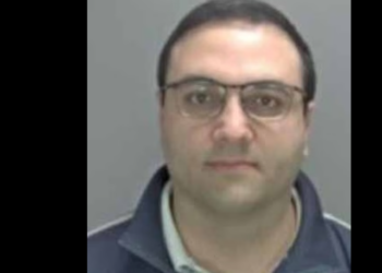 FOTO/ Ishte i varur nga pornografia, filmonte pacientet në tualet dhe vodhi llogaritë e Icloud-it të kolegeve, arrestohet mjeku