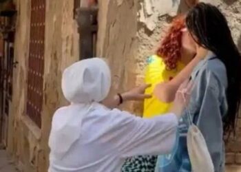 VIDEO/ “Çfarë po bëni, është djalli”! Shikon dy modele duke u puthur në buzë, murgesha e tronditur hyn ti ndajë!