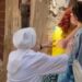 VIDEO/ “Çfarë po bëni, është djalli”! Shikon dy modele duke u puthur në buzë, murgesha e tronditur hyn ti ndajë!