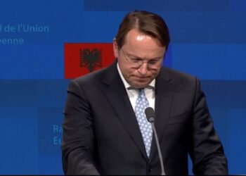 “Rruga juaj sapo ka nisur”/ Varhelyi mesazh qytetarëve shqiptarë: Duam që të jeni pjesë e familjes europiane