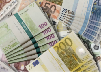 Barazohen valutat/ “Tërmet” në tregun e këmbimit, i bekuar kush ka dollarë dhe mjerë kush ka euro: Si preken kreditë