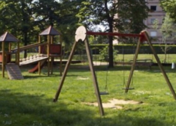 Tragjike/ Hëngri diçka kur po luante në park, humb jetën 2-vjeçari