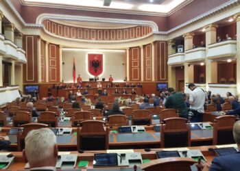 “Thyejnë” bojkotin/ Bujar Leskaj e Ina Zhupa ‘tradhtojnë’ Berishën, marrin pjesë në ceremoninë e betimit të Begajt