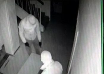 ‘Dyshoj te vajza dhe dhëndri’! I vodhën mbi 500 mijë euro në kasafortë, burri ngre akuza të forta ndaj familjarëve