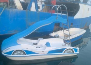 Ishin me pedalon larg bregut, policia shpëton nga mbytja 7 pushues në Shëngjin