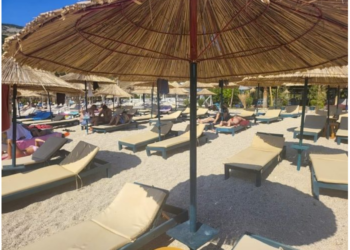 “Plazhi bosh, i dini dele shqiptarët”/ Gazetari s’përmbahet ndaj pronarëve në jug: Abuzuat me çmimet, tani mbajeni shezlonget për vete e dashnoret…!