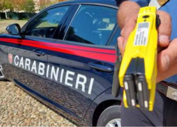 Policia përdor armën/ Çmendet i riu shqiptar në Itali, kërcënon me thikë nënën dhe motrën!