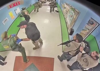 VIDEO/ Masakra në shkollën e Teksasit, ja pamjet nxjerrin zbuluar policët frikacakë