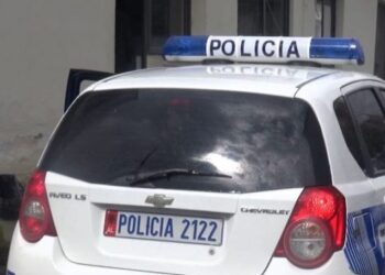 U kapën duke u puthur në makinën e policisë, pezullohet çifti i efektivëve në Vlorë