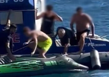 Ishin në gomone/ Po mbyteshin në det, policia shpëton dy të miturit në Himarë