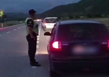 Një ditë pas inaugurimit, policia ‘blindon’ aksin Kardhiq-Delvinë, gjobiten 54 shoferë
