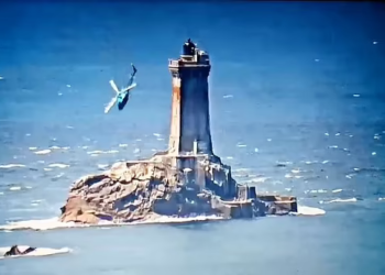 VIDEO/ Momentet e pabesueshme kur piloti i helikopterit shmang tragjedinë në shkëmbinjtë e farit